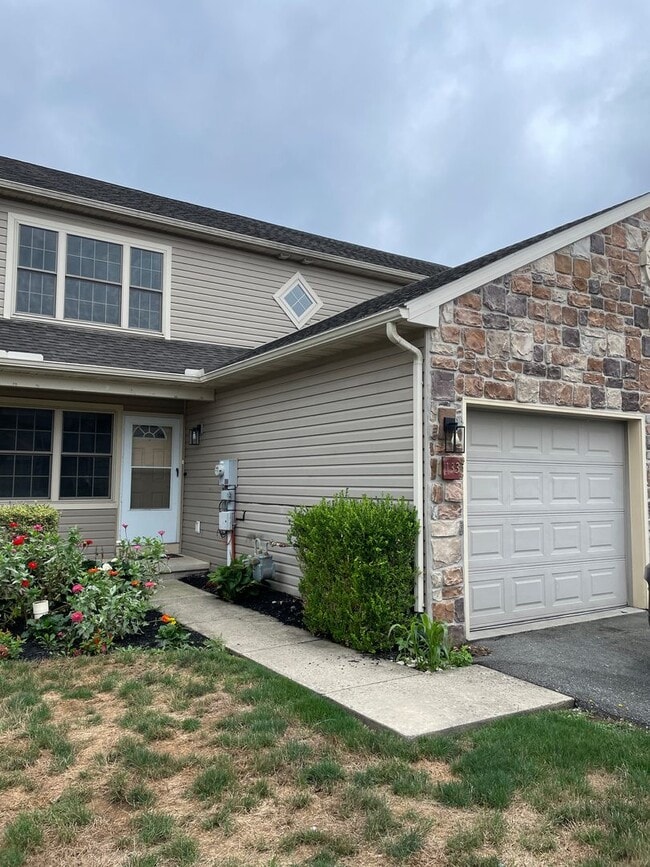 Building Photo - 3 Bed 3 Bathroom Townhouse In Marietta
