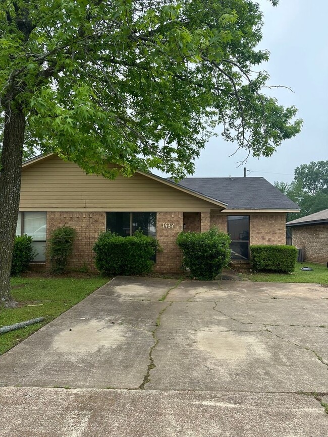 Building Photo - Brick Duplex: 2 bed, 1 bath
