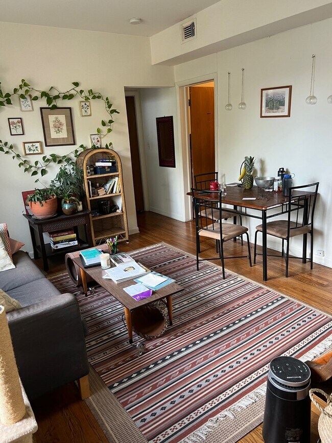 Photo - 3840 W Roscoe St Unidad 2