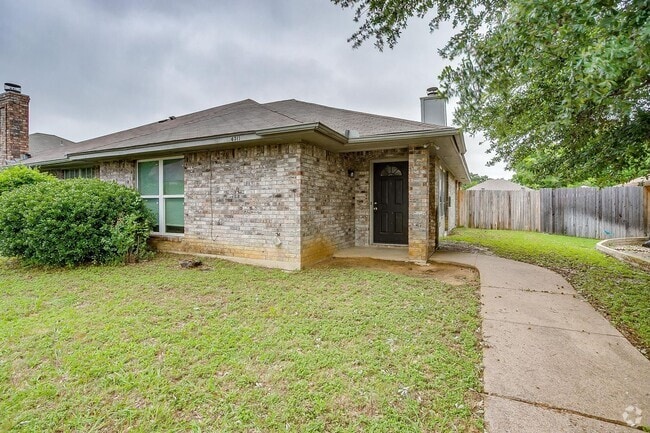 Building Photo - Spacious 3 Bedroom 2 Bath Half of Duplex A... Rental