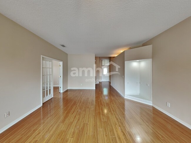 Photo - 503 9th St NE