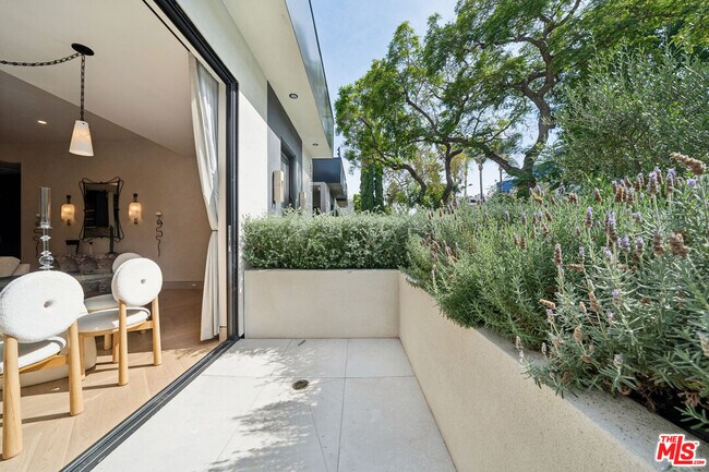 656 Huntley Dr Unit 101