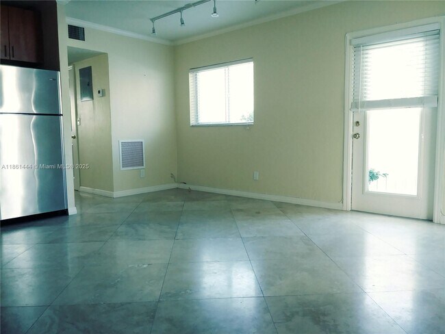 Photo - 1864 NE 46th St Unidad E1