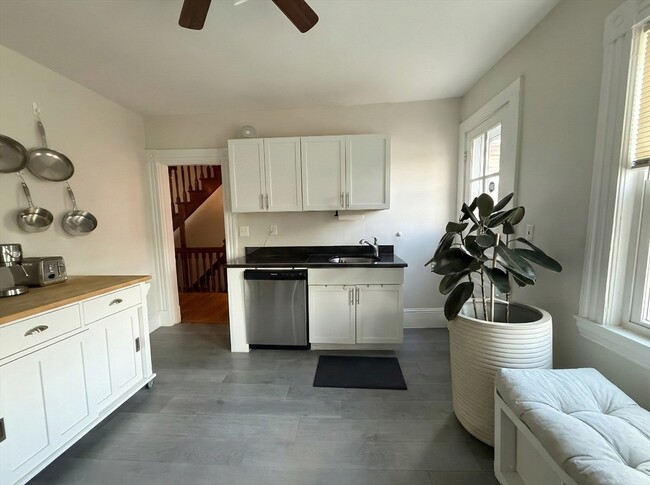 Building Photo - 20 Fellsway W Unit 2