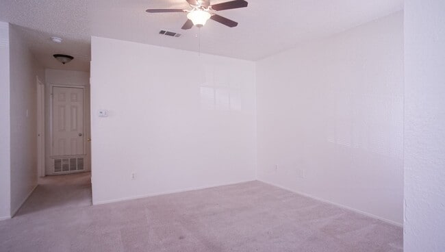 Building Photo - 2/1 Apartment in East Austin