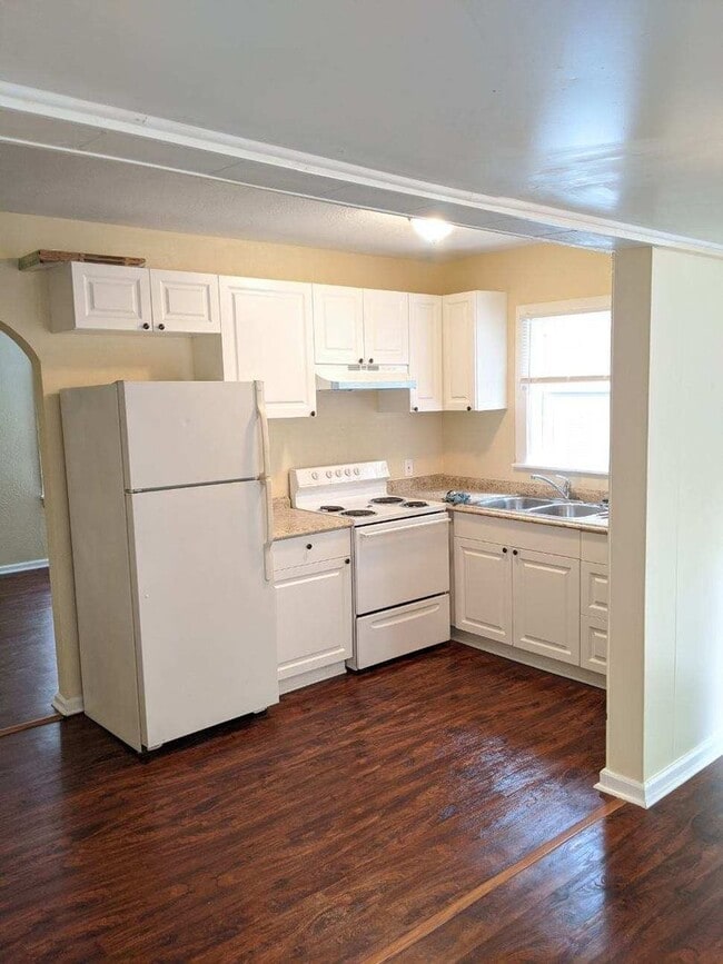 Photo - Newly Remodeled! Beautiful 2 bedroom/ 1 bath home / Laundry Room / Car Port