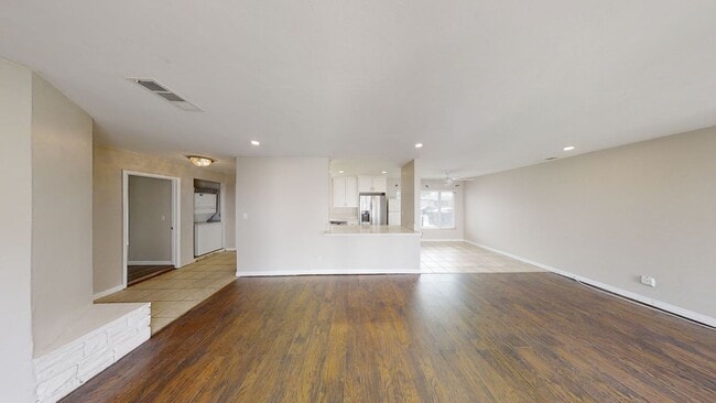 Photo - 5BD/2BA, Easy Walk to Campus!!