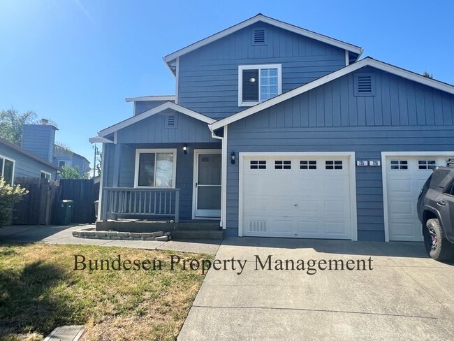 Building Photo - Lovely 3 bedroom duplex - Shown by appoint... Rental
