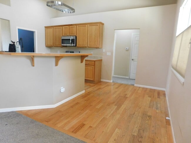 Photo - 566 Garnet Dr