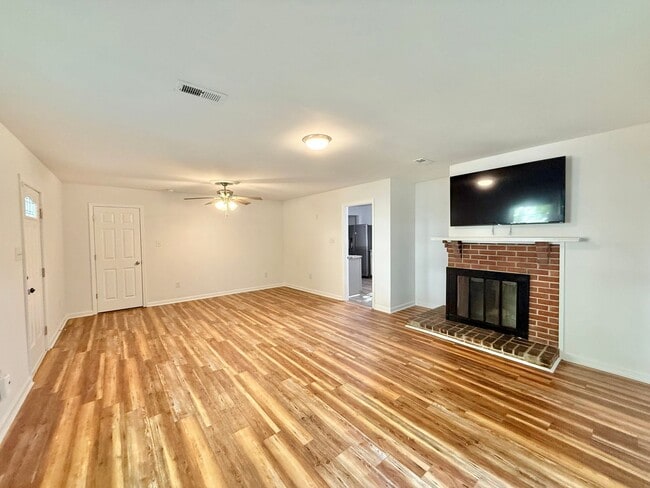Photo - **OFFERING REFUNDABLE APPLICATION FEES & $150 MOVE IN PROMOTION** Newly Remodeled 3BD, 1BA Raleig...