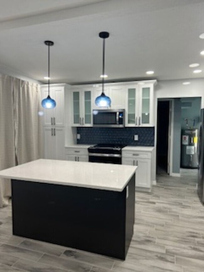 Photo - Beautiful 4/2 available now!