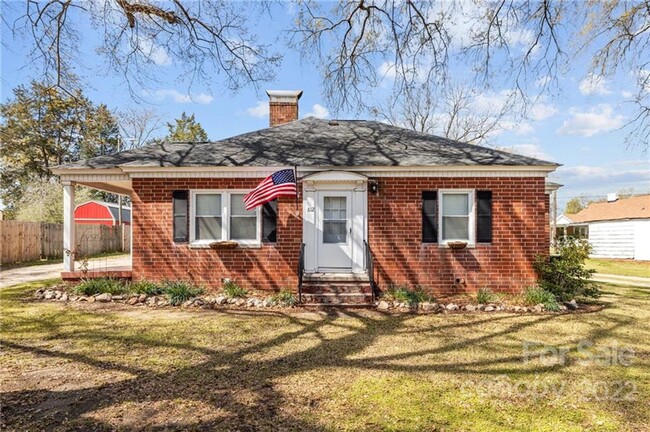 Charming brick home in a quiet neighborhood - Charming brick home in a quiet neighborhood