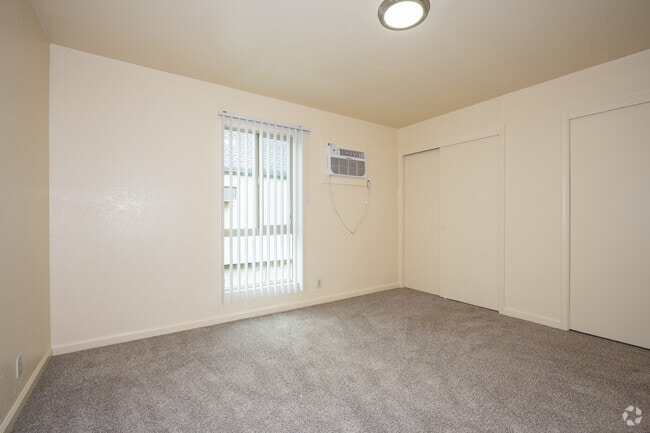 2BR, 1.5BA - 1,000SF - Primary Bedroom - The Townhouse Apartments