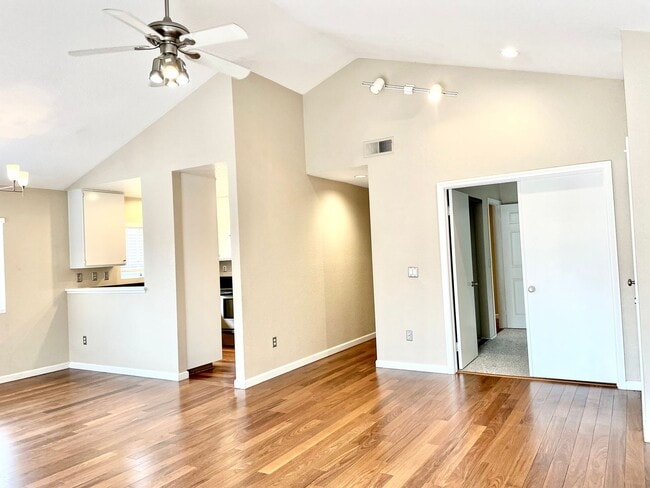 11329 Avenida De Los Lobos