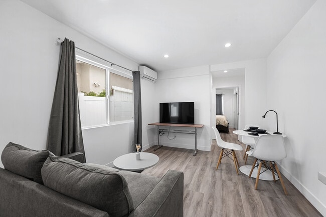 Photo - 18017 Collins St