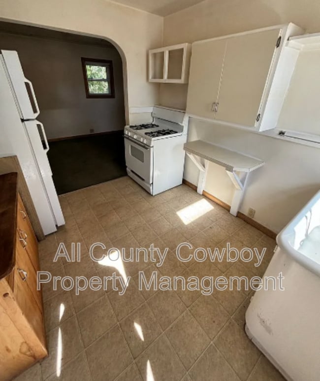 Building Photo - 513 E Custer St