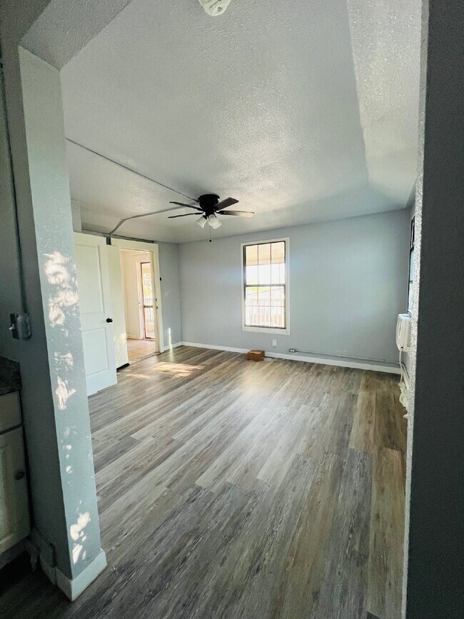 Photo - 127 Sandmeyer St Unit 4