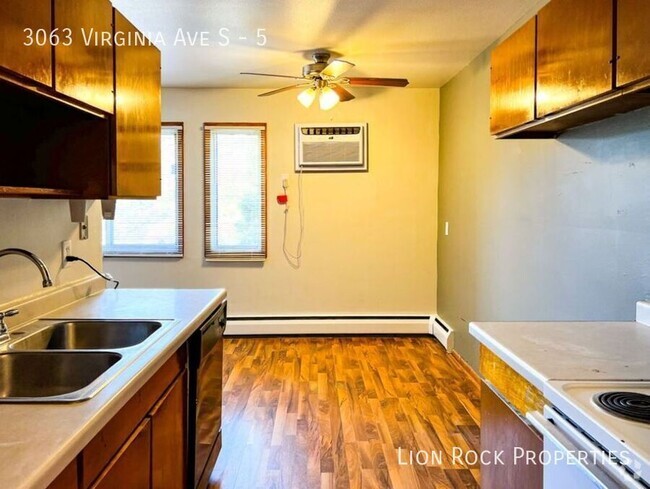 Building Photo - Newly Renovated 2-Bedroom Apartment Next t... Unit 5