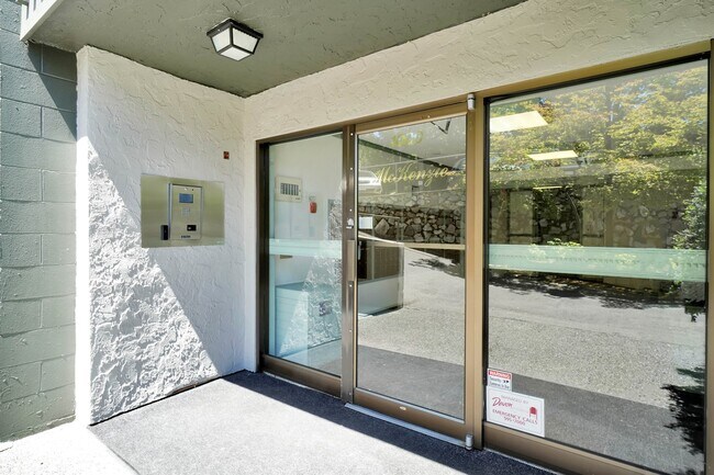 Photo - 1000 Mckenzie Av