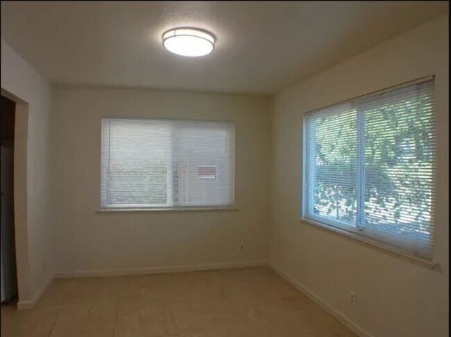 818 W 1st St Unit 818 1/2 House