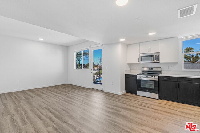 Photo - 10824 Blix St Unidad 408