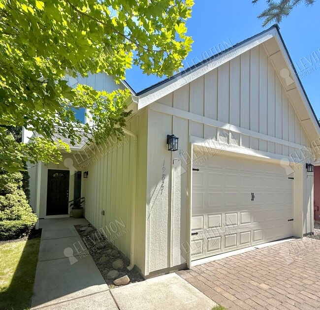 Building Photo - 3 BR Home with Private Backyard Retreat in Desirable SW Bend