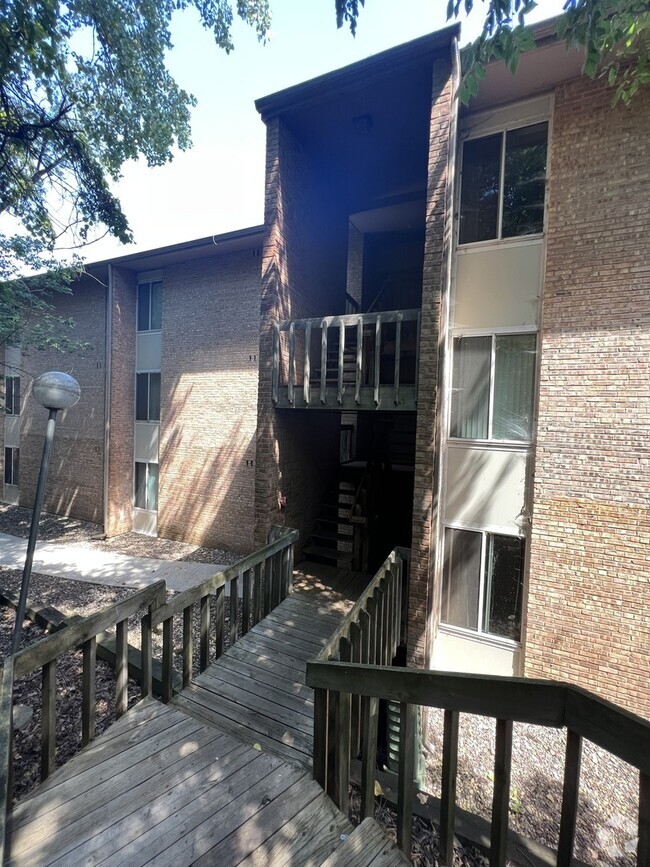 Building Photo - 5904 Forest View Rd Unit 3F Rental