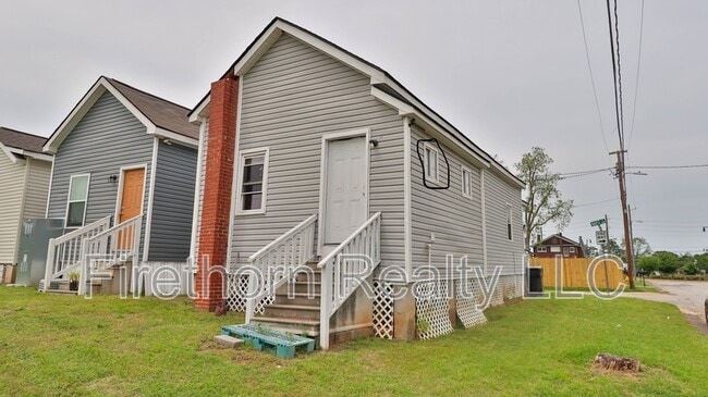 Photo - 1400 Maple St