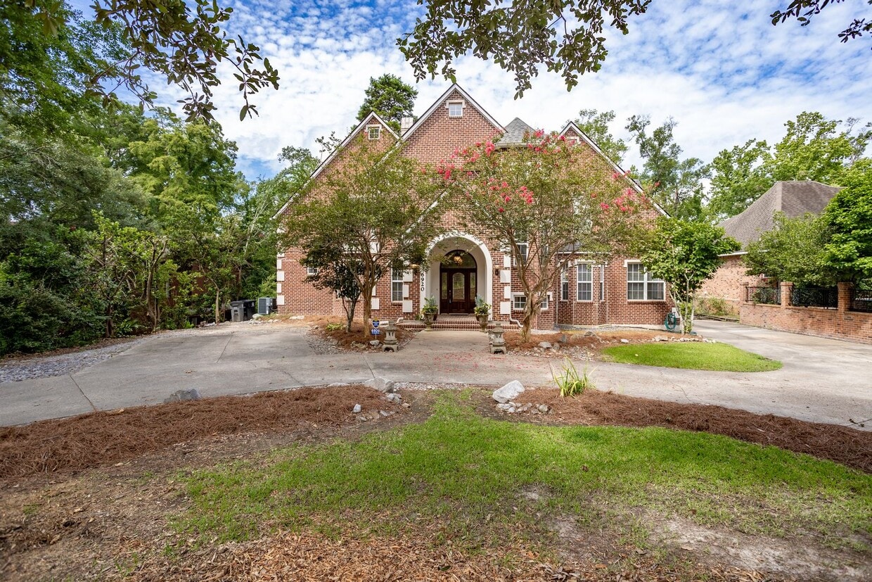 Historic Highland Road Beauty with Bayou V... - Historic Highland Road Beauty with Bayou V...