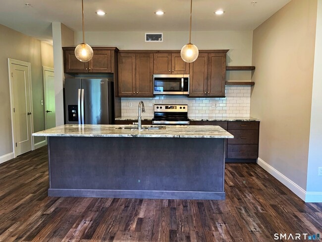 Photo - 502 Edgewater Cir