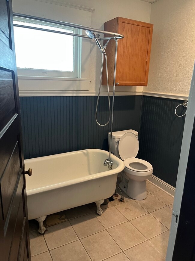 BATHROOM - 5010 Bienville St