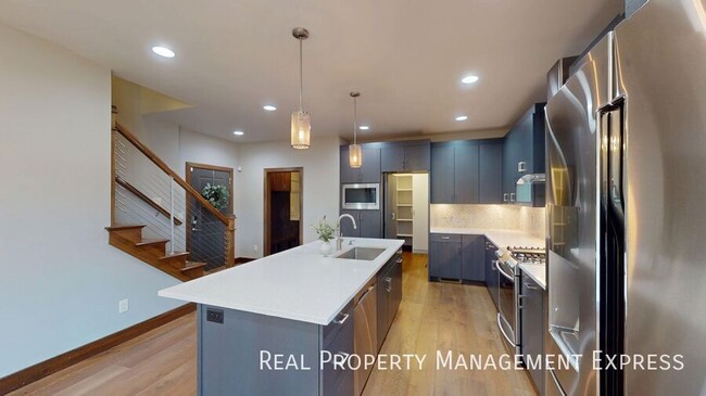 Photo - Beautiful 7 Bedroom 4 Bath Residence with ...