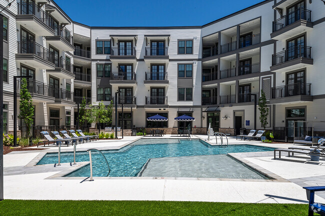 Pool Courtyard - The Everly at Rouzan Rental