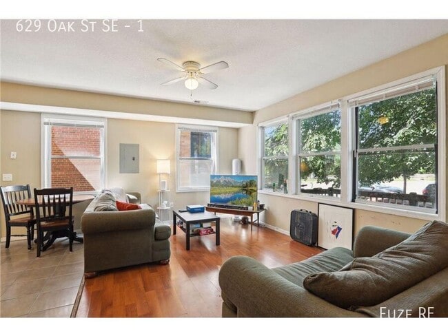 Photo - 629 SE Oak St Unit 1