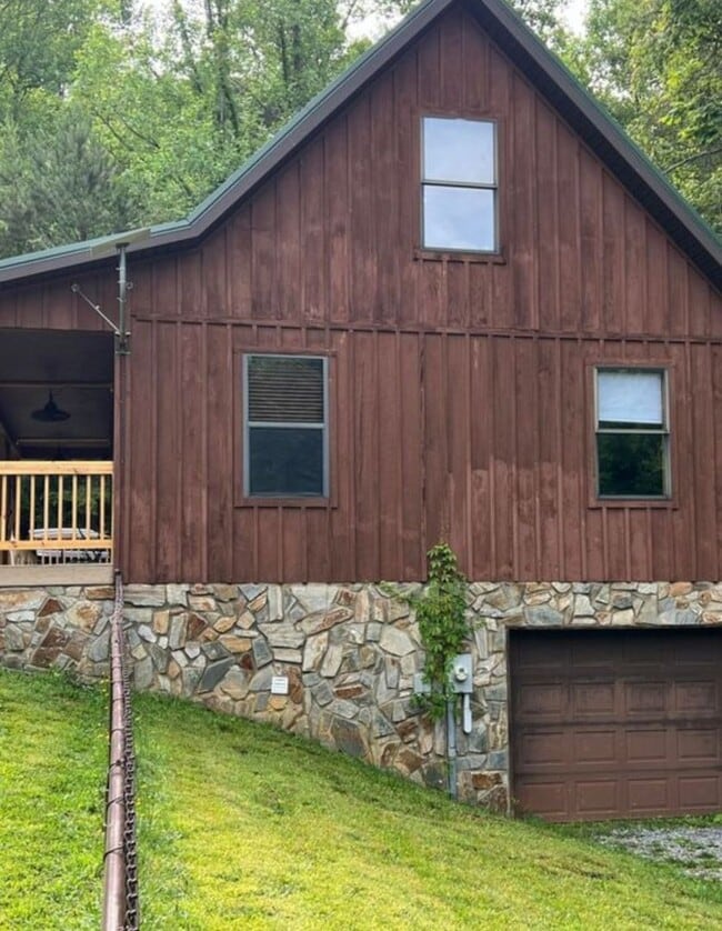 Photo - 3 bedroom 1.5 bath Cabin in the woods for ...