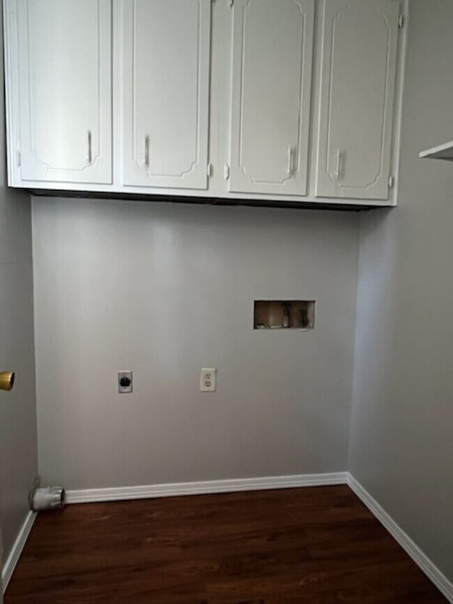 Beautiful 3 bedroom 1.5 bath stone work th... House House Rental in