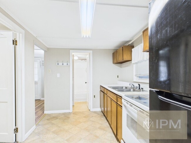 Photo - 607 W Broadway Unit Rear bottom #2R