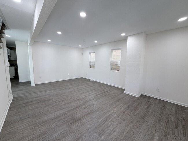 Photo - 907 Rugby St