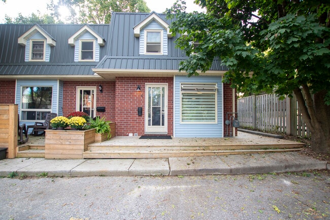 Building Photo - Woodfield – Beauty! 2 Bdrm 2.5 Bath * Private courtyard * Finished basement! Unit 4