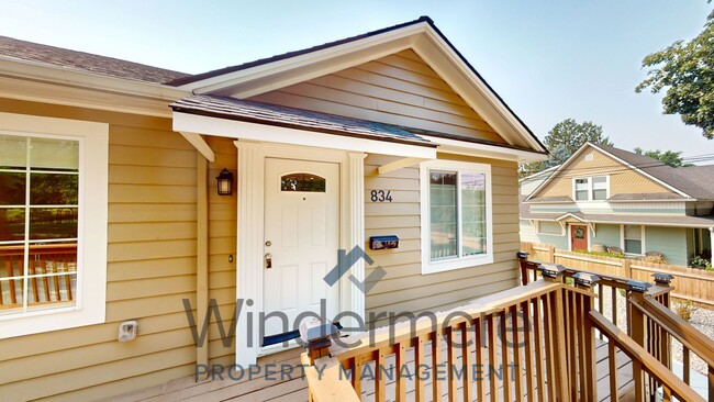 Building Photo - 834/836 Whitman Unit 834