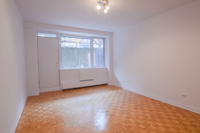 Photo - 900 Av. Rockland Unit 707