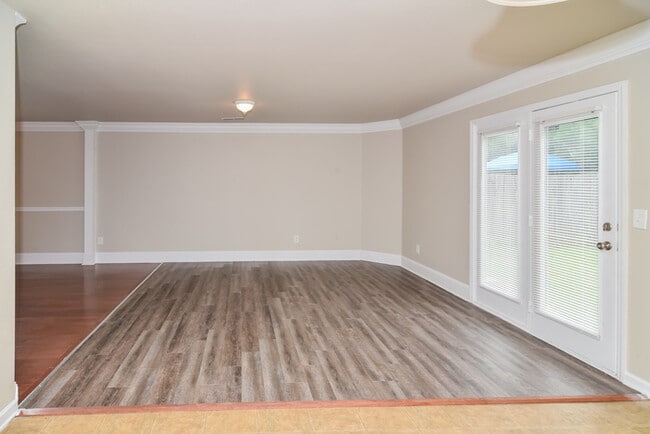 Photo - 134 Whitestone Dr NE