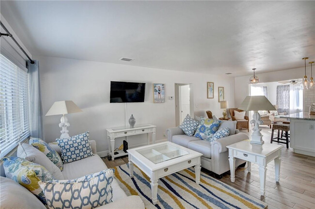 Photo - 10 S Swinton Cir