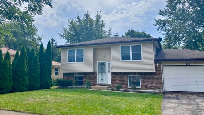 Building Photo - Manor Rental
