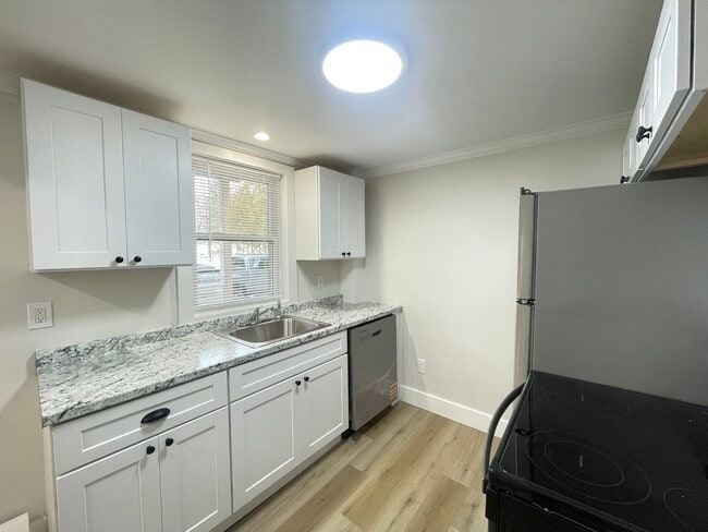 Building Photo - 16 Avon St Unit 2