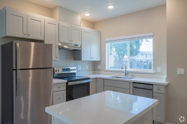 1BR, 1BA - 580 SF - Kitchen