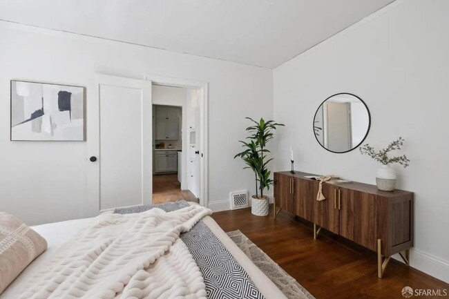 Otra vista del dormitorio principal - 1115 Capuchino Ave