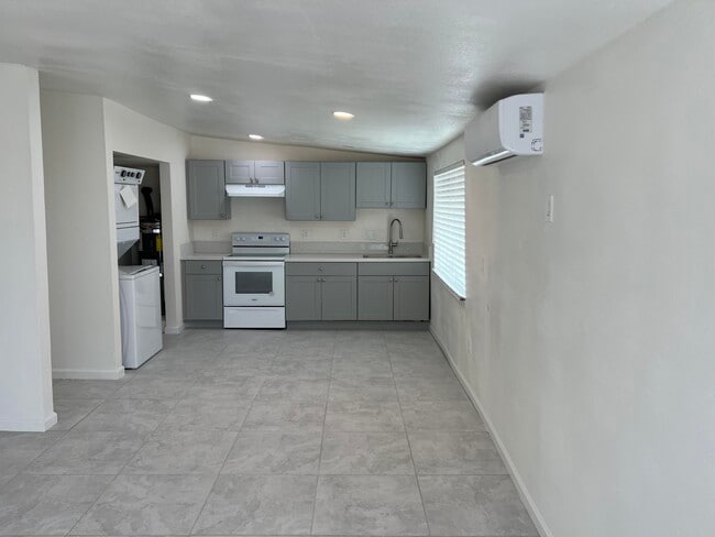 Building Photo - 2542 Sea View Ave Rental