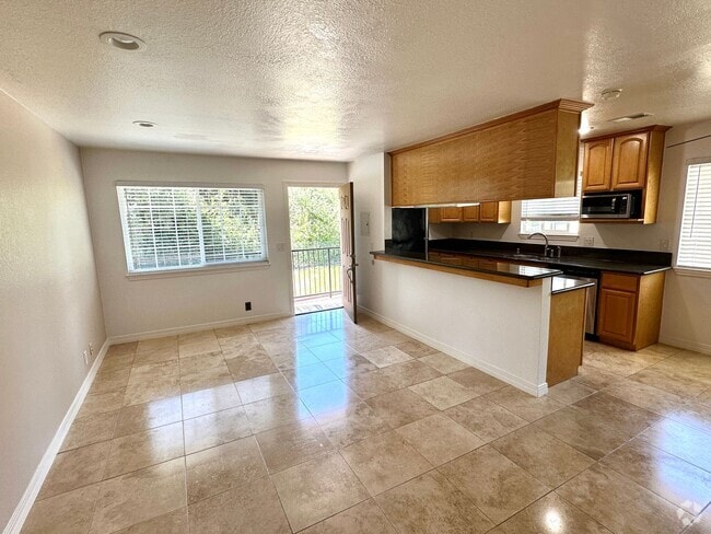 Building Photo - Remodeled Condo Near Transit Unit 4