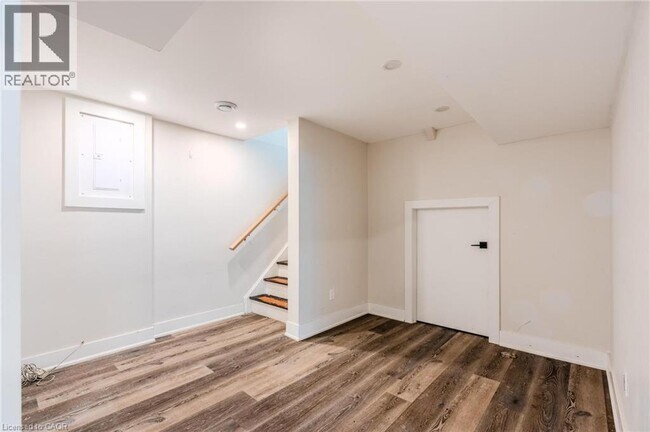 Photo - 16 Ronaldshay Ave